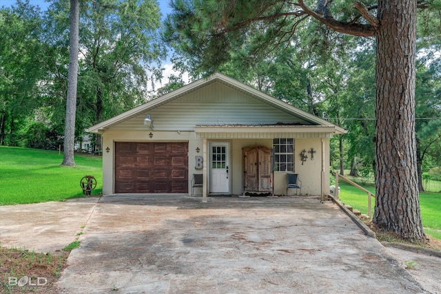 view of front facade featuring a front lawn and a garage