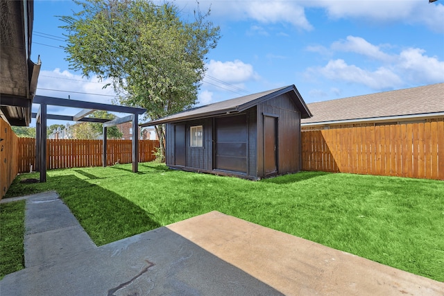 view of yard with a shed