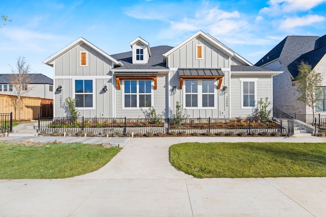 view of front of property featuring a front lawn