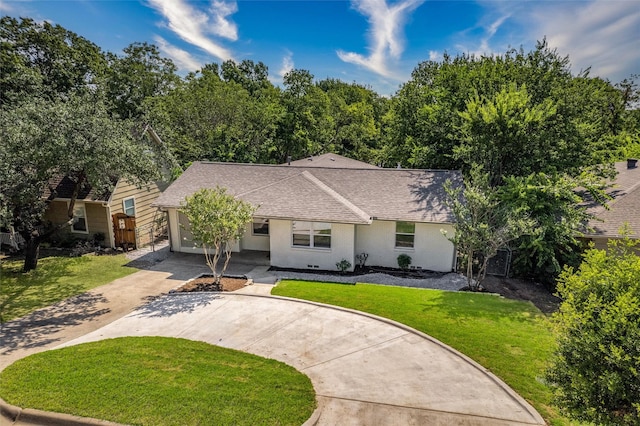 ranch-style home featuring a front lawn