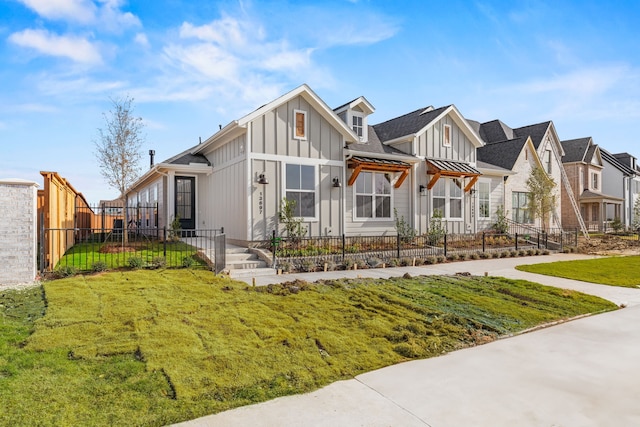 view of front of property featuring a front yard