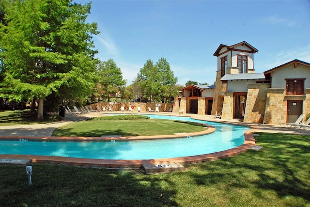 view of pool featuring a yard