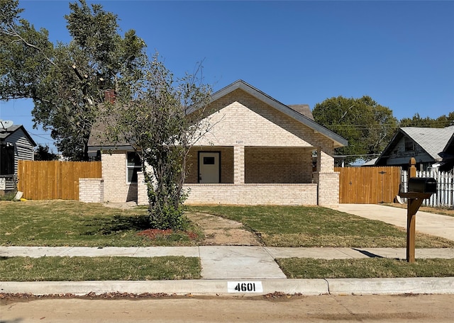 view of front of home featuring a front lawn