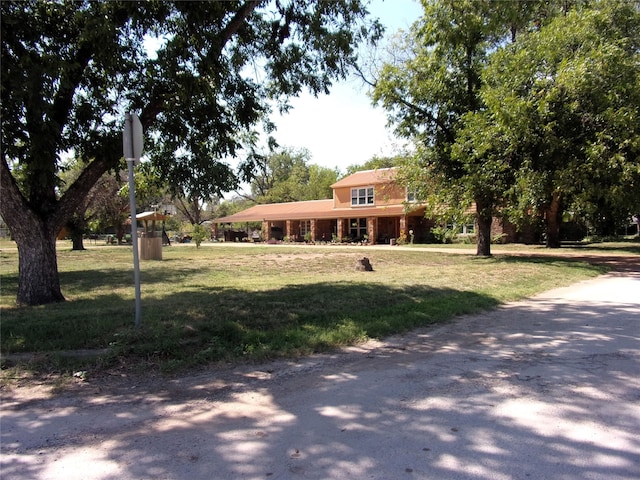 view of front of property featuring a front yard