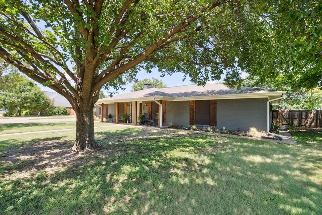 single story home with a front lawn