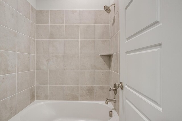 bathroom featuring tiled shower / bath combo