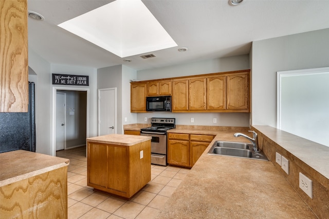 kitchen featuring stainless steel electric range, light tile patterned floors, a kitchen island, sink, and kitchen peninsula