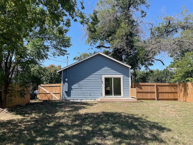 back of house featuring a yard