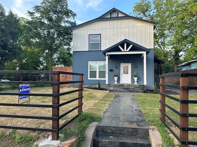 view of front of home featuring a front yard