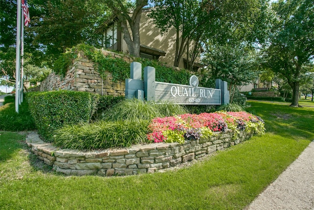 community / neighborhood sign featuring a yard