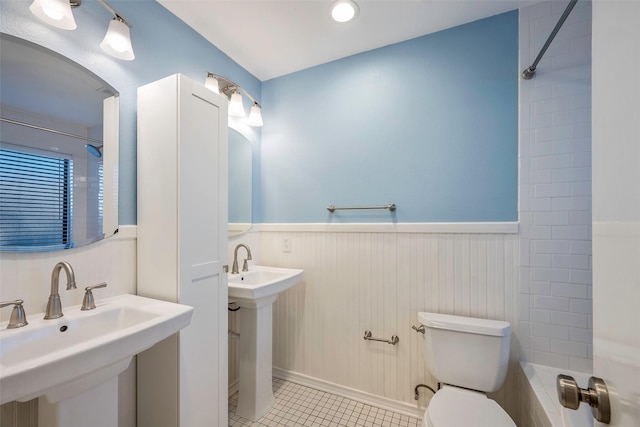 full bathroom with tile patterned floors, toilet, sink, and tiled shower / bath