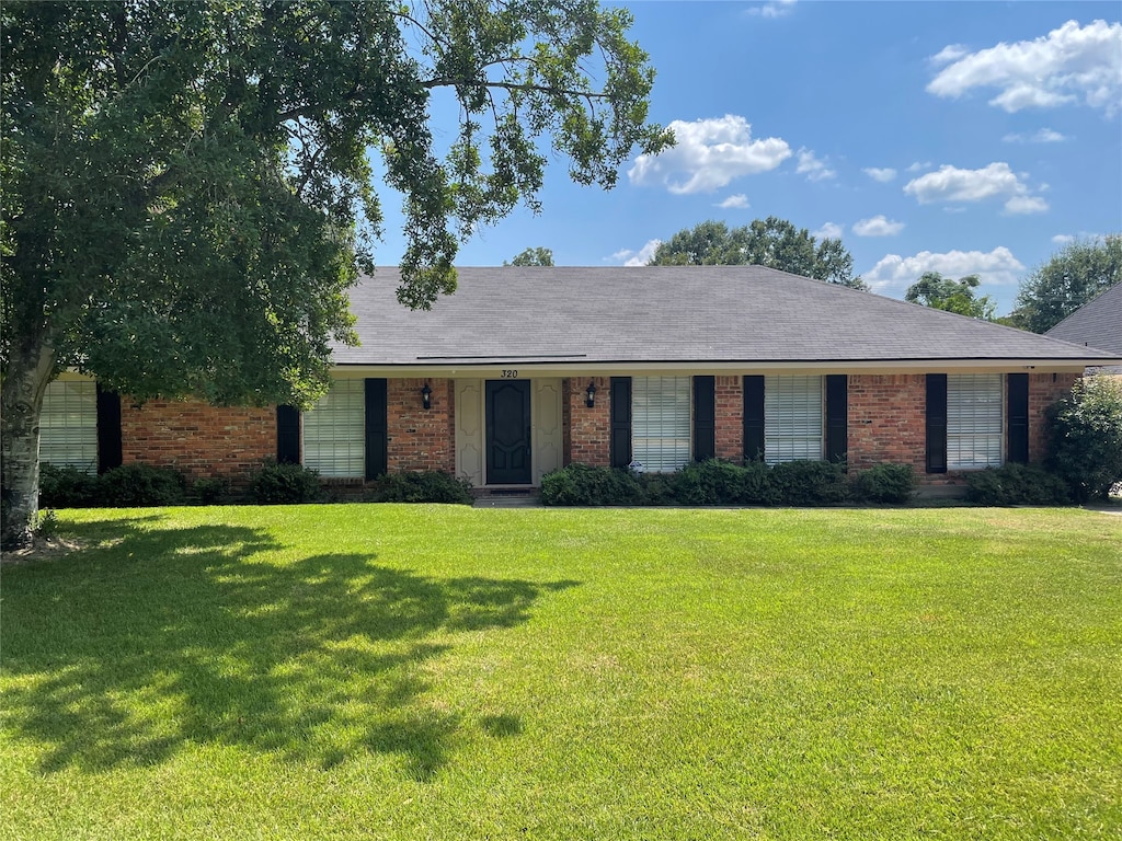 single story home featuring a front yard