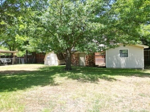 view of yard featuring a storage unit