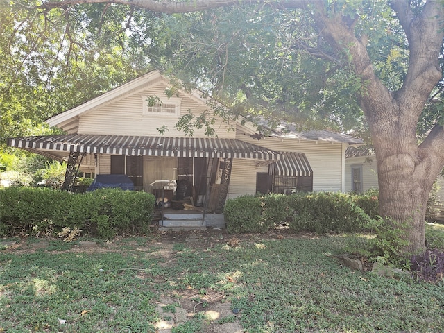 view of front of property with a front yard