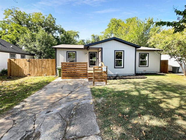 view of front of home featuring a front yard