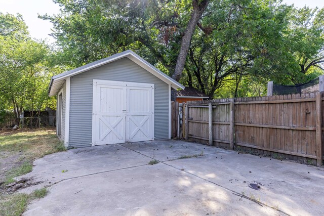 607 N Dallas St, Ennis, TX 75119 - view of outbuilding with an outbuilding and fence