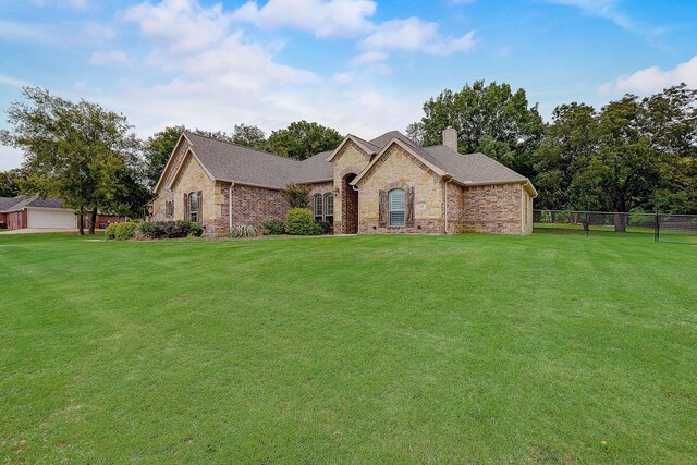 view of front of property featuring a front yard