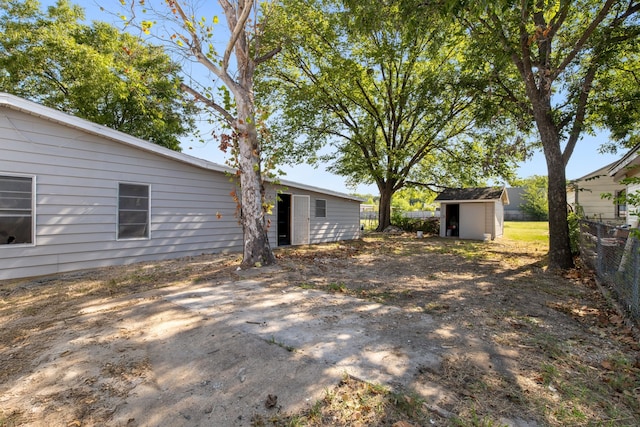 view of yard with a storage unit