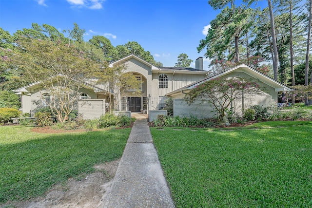 view of front of house featuring a front lawn