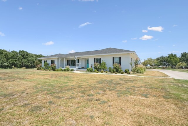 ranch-style house with covered porch and a front yard