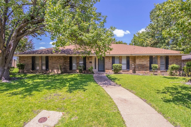 ranch-style house featuring a front lawn