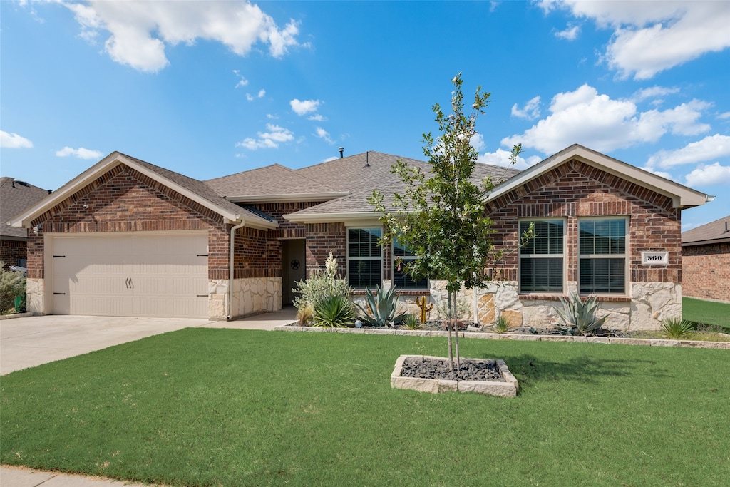 view of front facade with a garage and a front yard