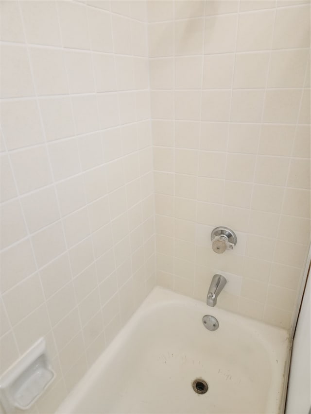 bathroom featuring tiled shower / bath