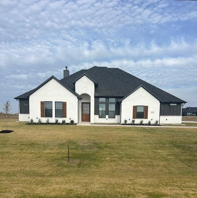 view of front of house featuring a front yard