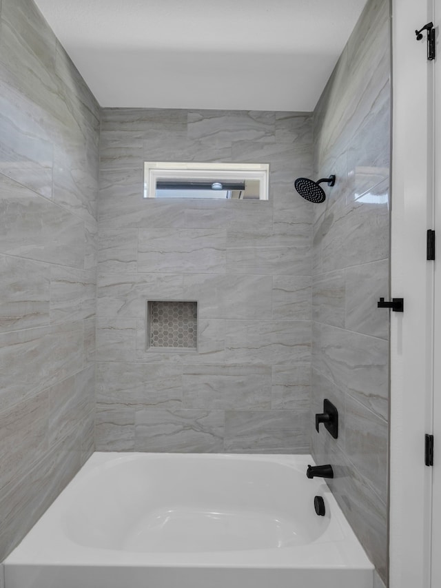 bathroom featuring tiled shower / bath combo