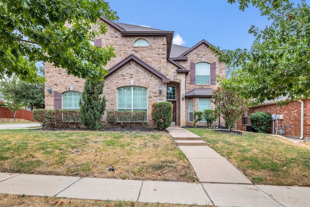 view of front of home featuring a front yard