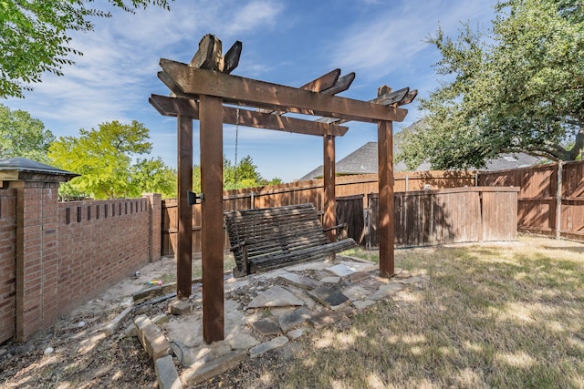 view of yard featuring a pergola