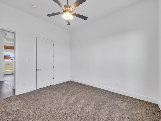 unfurnished room featuring ceiling fan and carpet flooring