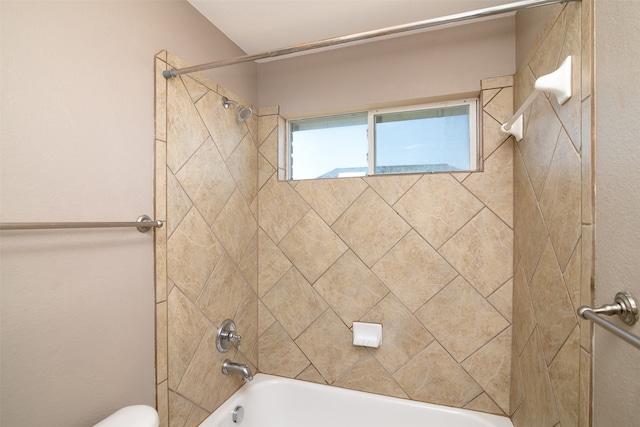 bathroom featuring tiled shower / bath combo