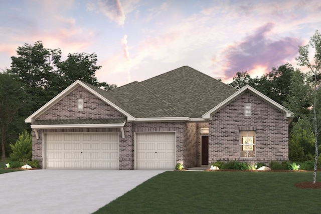 view of front facade featuring a yard and a garage