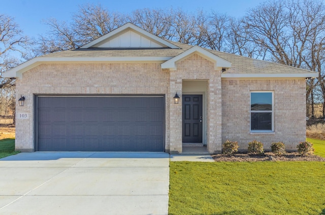 view of front of home featuring a garage and a front yard