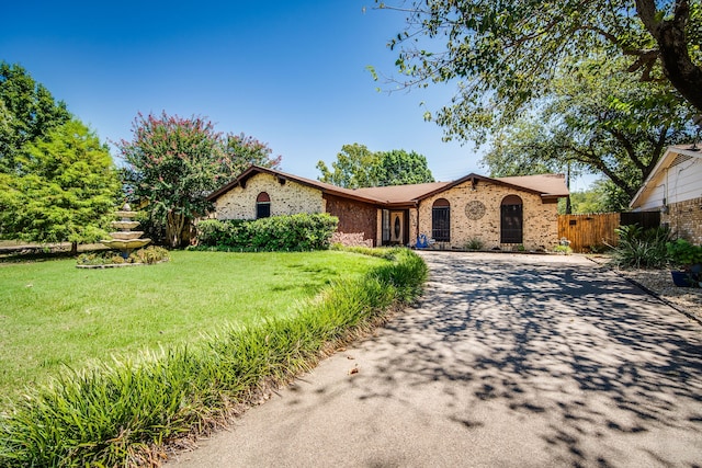 single story home with a front lawn