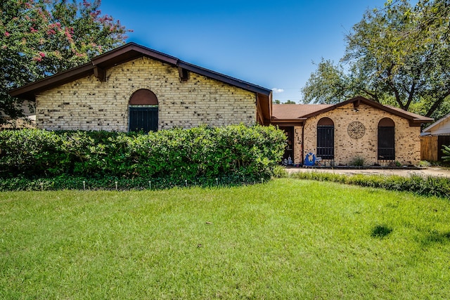 view of front of property with a front yard