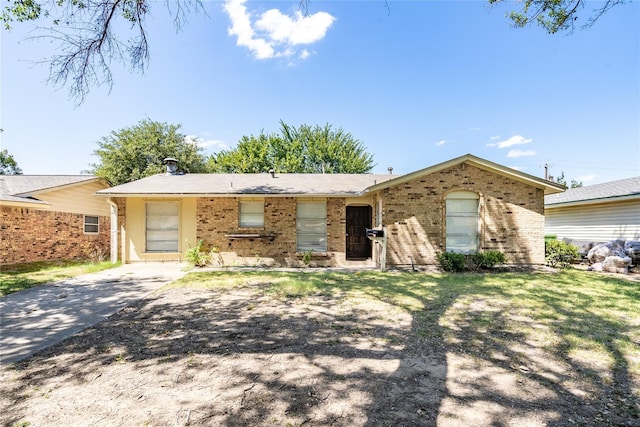 ranch-style home featuring a front lawn