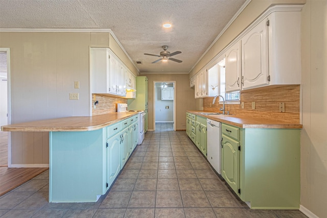 kitchen featuring sink, a breakfast bar area, crown molding, kitchen peninsula, and white appliances