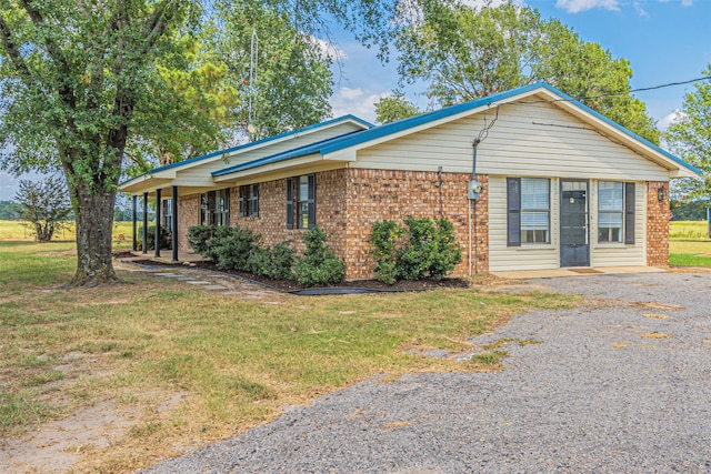 ranch-style home featuring a front lawn