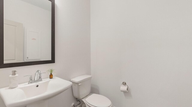 bathroom featuring sink and toilet