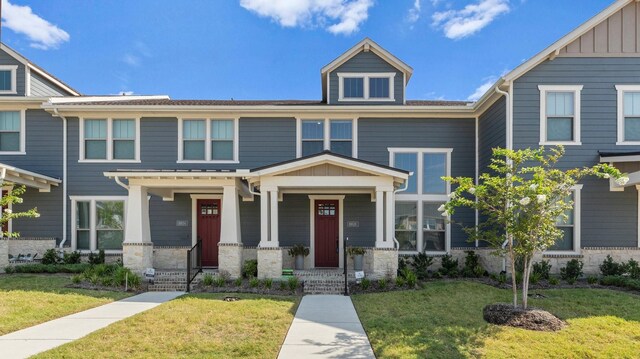 view of front of home featuring a front lawn