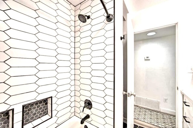 bathroom featuring a tile shower