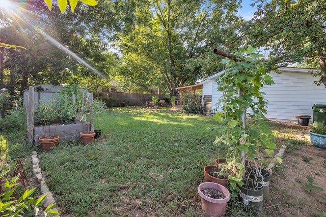 view of yard featuring an outdoor structure