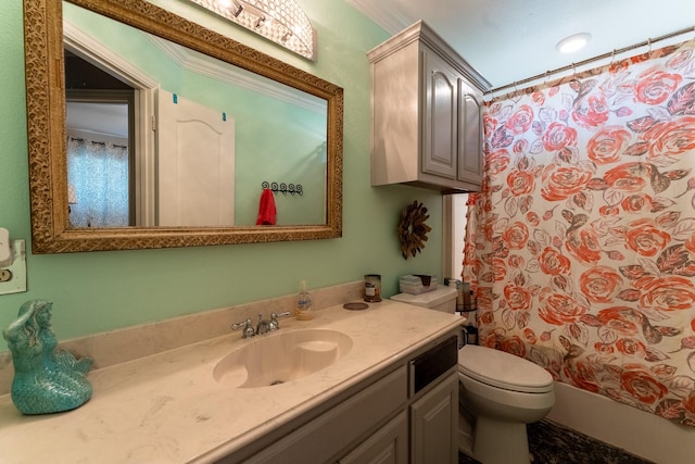 full bathroom featuring shower / bathtub combination with curtain, toilet, vanity, and ornamental molding