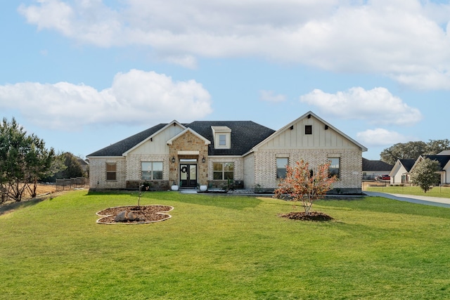 view of front of property featuring a front lawn