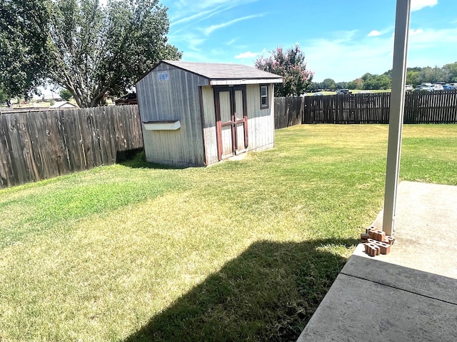 view of yard featuring a storage shed