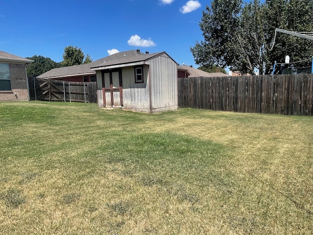 view of yard featuring a storage shed