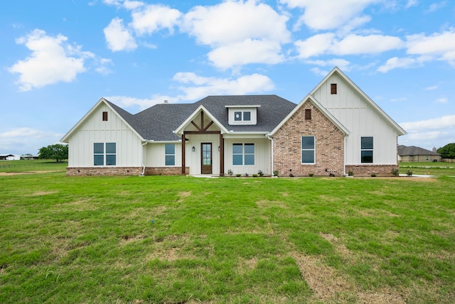 view of front of property featuring a front lawn