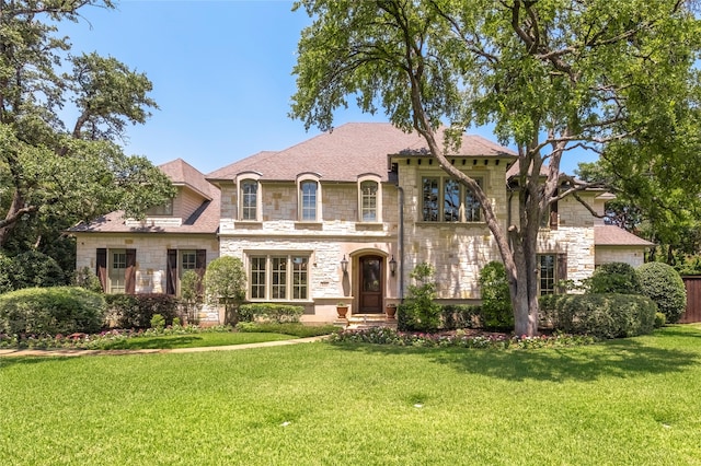 view of front of home with a front lawn